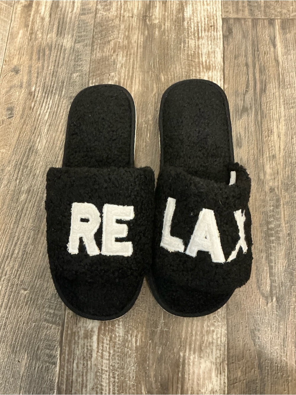 Shiraleah Black and Cream Fuzzy Slide Slippers Size 9/10 - Picture 5 of 7